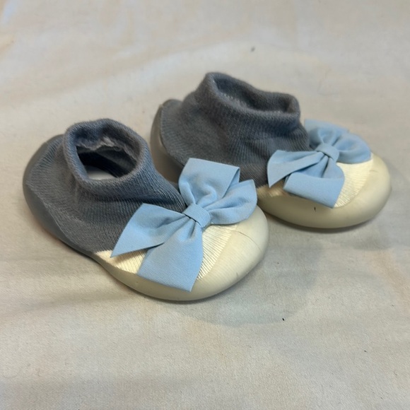 NWOT Gray and Blue soft soles shoes with Decorative Bows - Picture 2 of 4